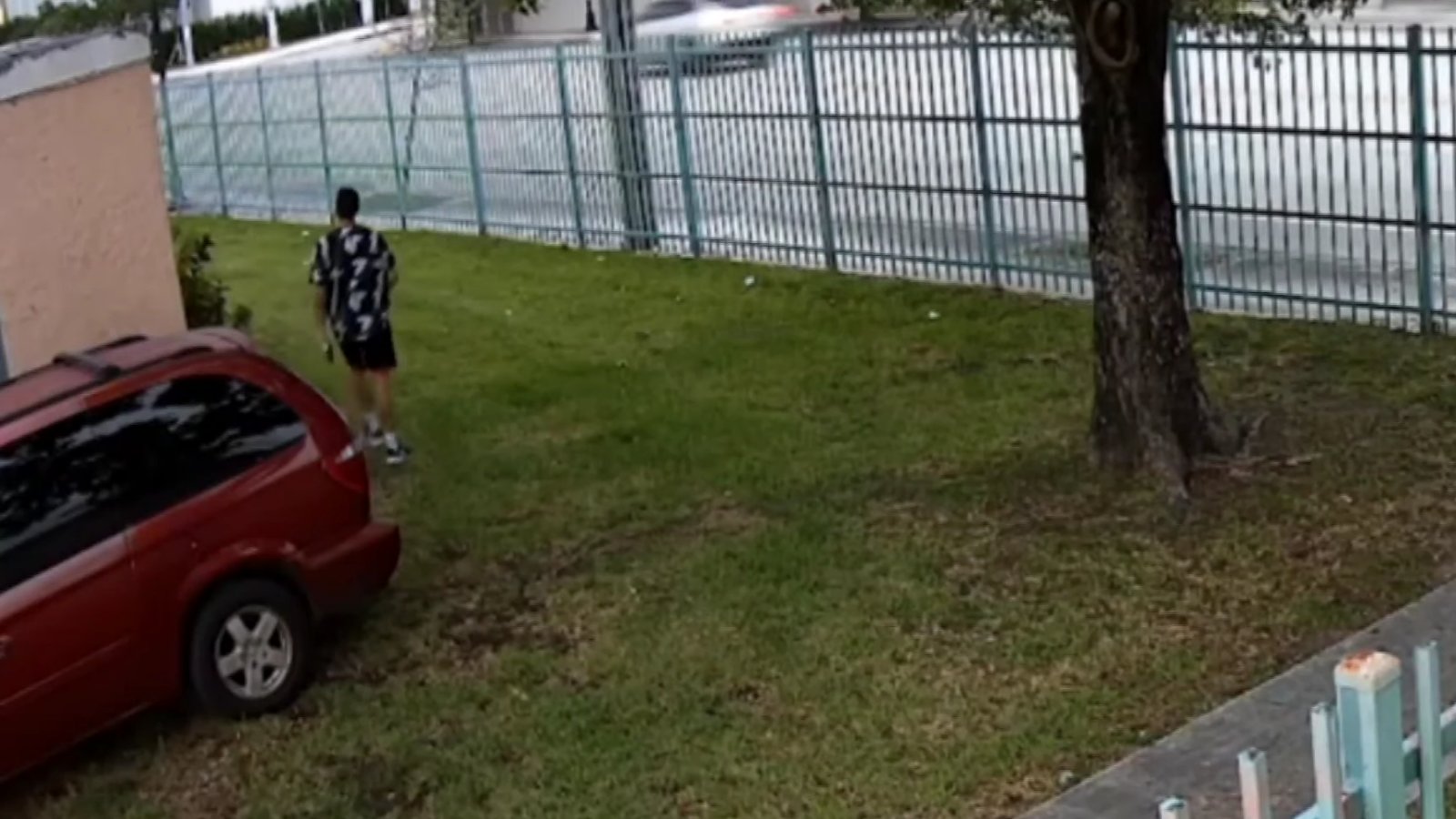 A gyerekrablással vádolt Leonardo Venegas, amint egy Miami társasház udvarán sétál