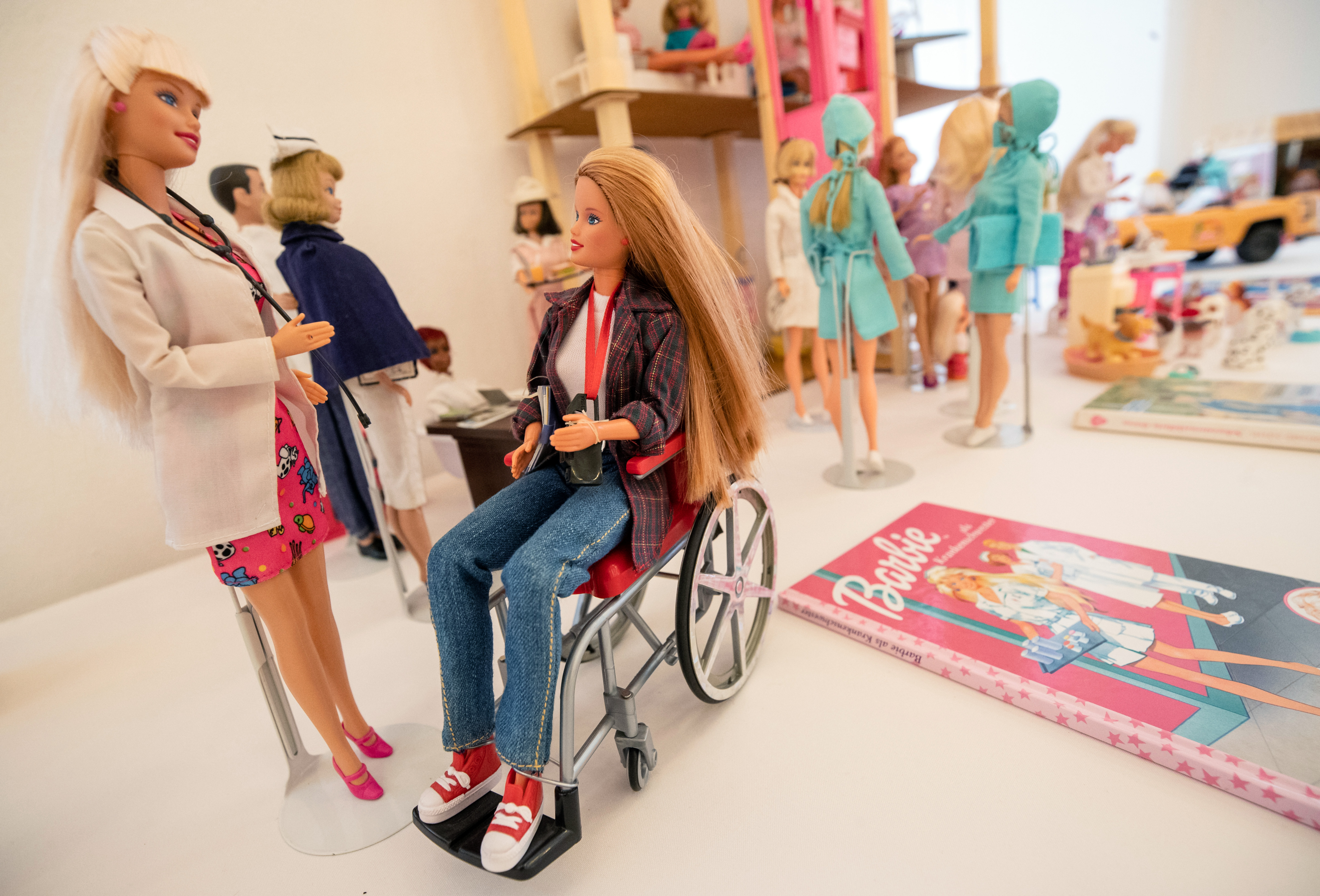 Kerekesszékes Becky és Barbie a „Dolgozó lány – Barbie karriert épít” c. sorozatból 