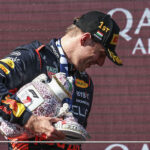 A holland Max Verstappen és az Oracle Red Bull Racing versenyzője a dobogón a törött győztes trófeával az F1-es Magyar Nagydíjon a Hungaroringen 2023. július 23-án Budapesten.