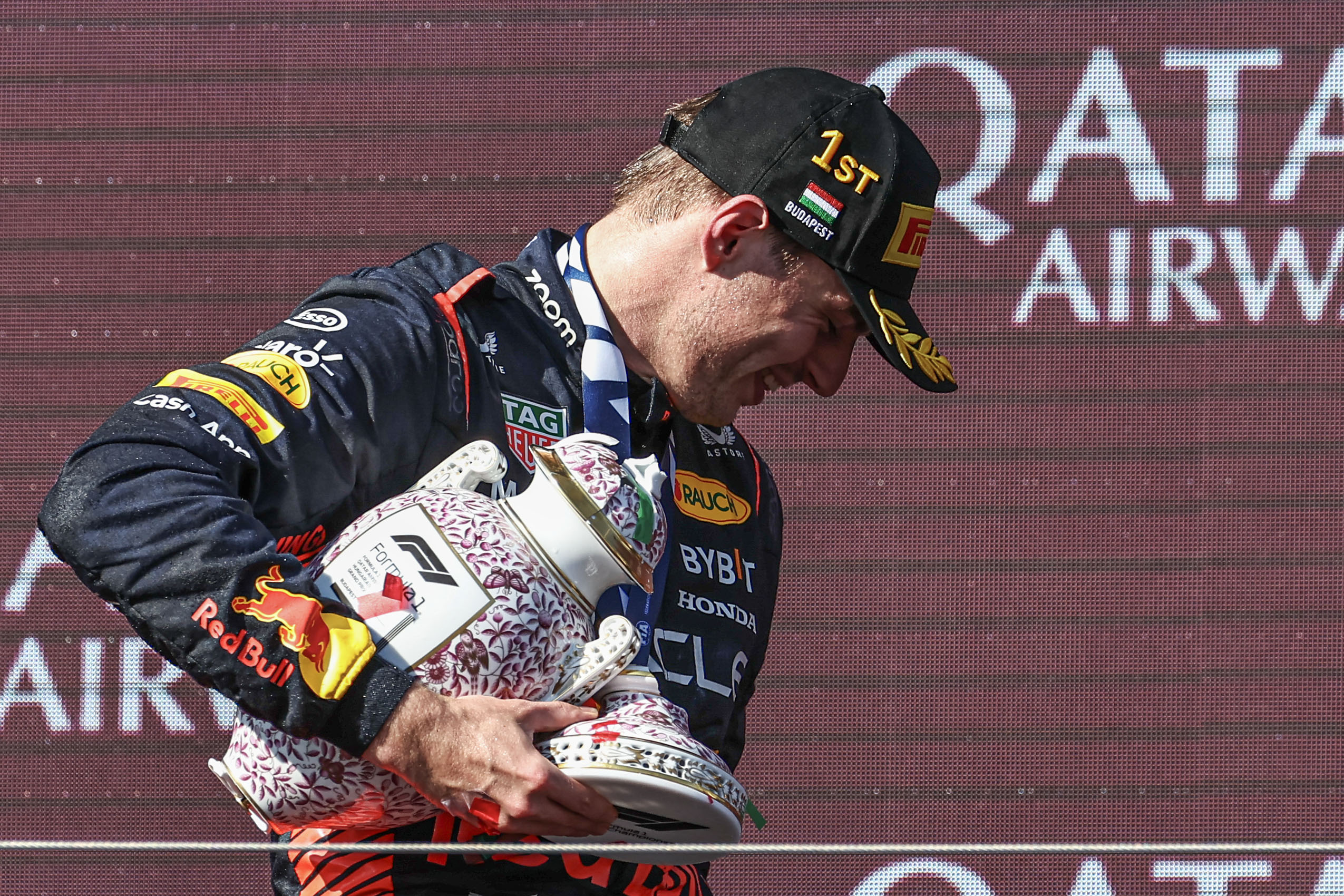 A holland Max Verstappen és az Oracle Red Bull Racing versenyzője a dobogón a törött győztes trófeával az F1-es Magyar Nagydíjon a Hungaroringen 2023. július 23-án Budapesten.