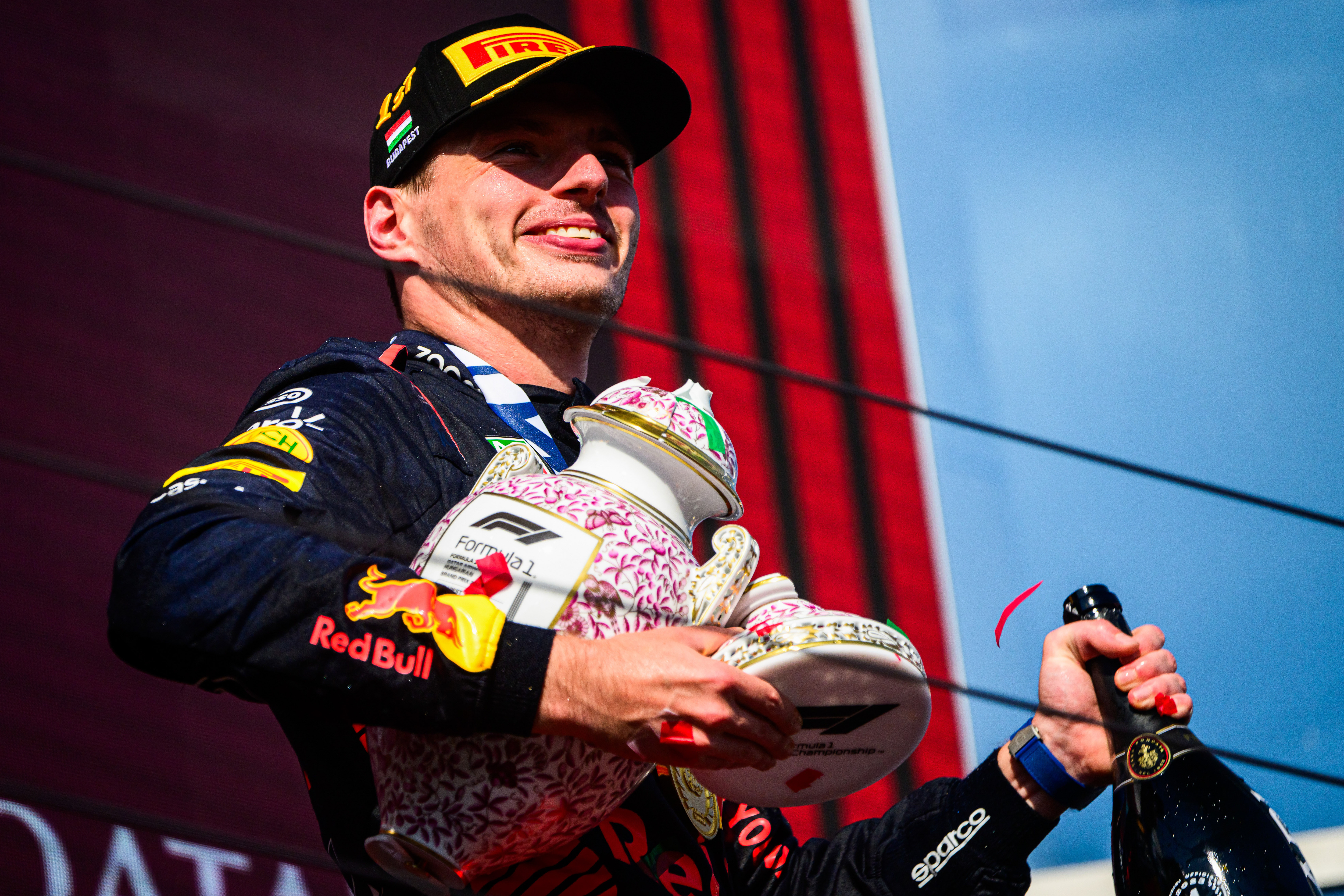 Max Verstappen, az Oracle Red Bull Racing holland pilótája a dobogón reagál, miután megnyerte az F1-es Magyar Nagydíj futamát a Budapest melletti Hungaroringen.