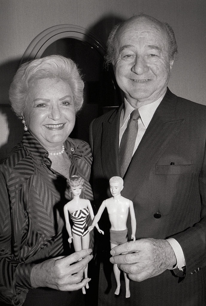 Ruth és Elliott Handler, kezükben egy Barbie és egy Ken babával 
