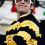 Elton John méhecske jelmeze