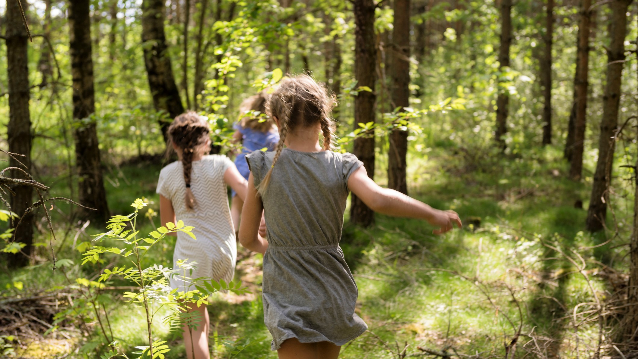 Lányok futnak az erdőben