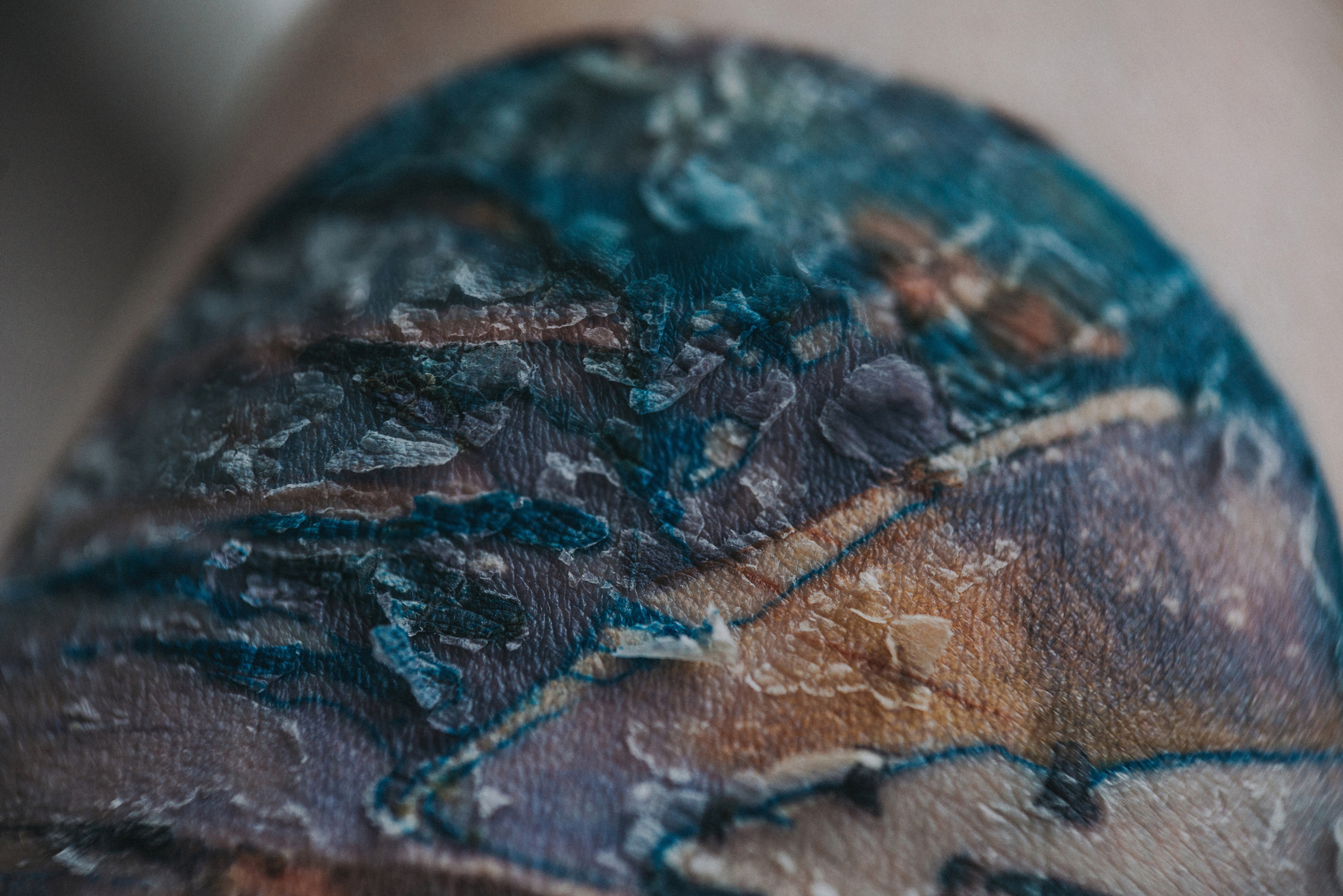 Közeli felvétel gyógyuló tetoválásról.