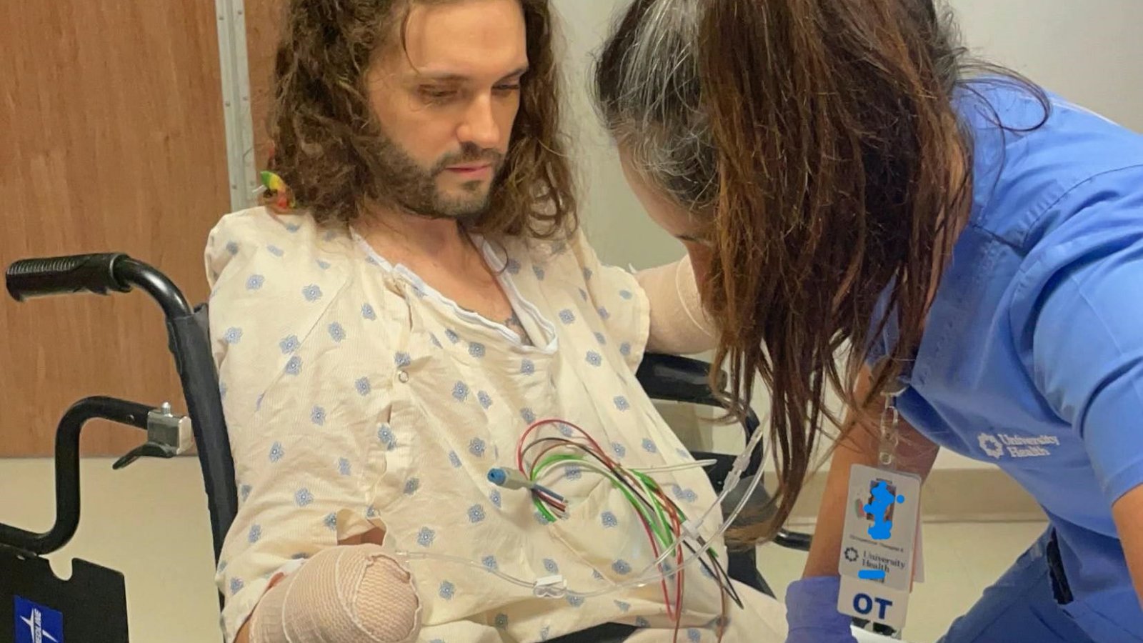 Michael Kohlhof a kórházban, miután a súlyos tífusz és szepsis miatt amptutálták a kezét és a lába egy részét