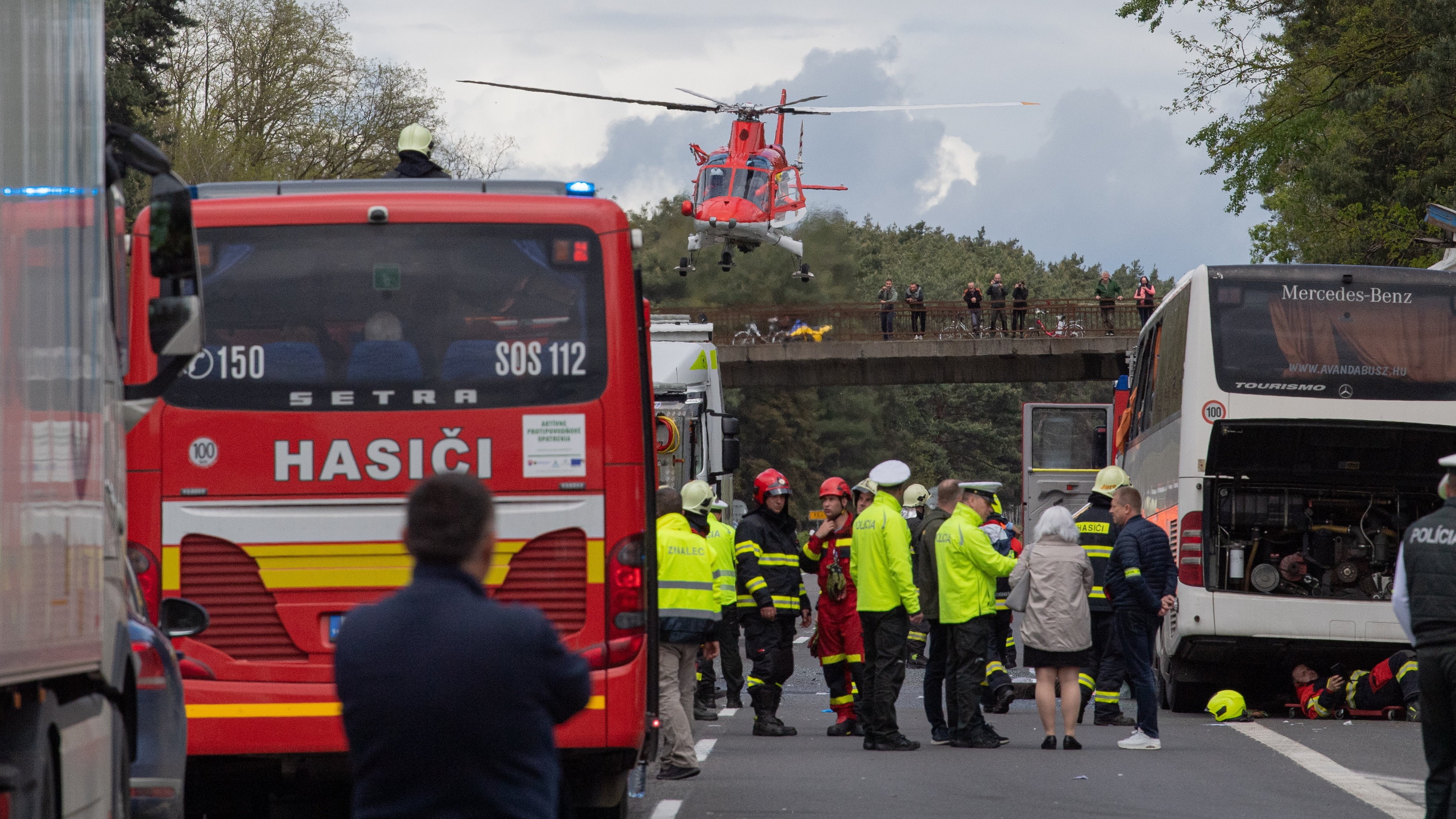 Rendőrök és mentősök a szlovákiai Jókút közelében, a D2-es autópályán történt baleset helyszínén 2023. május 15-én