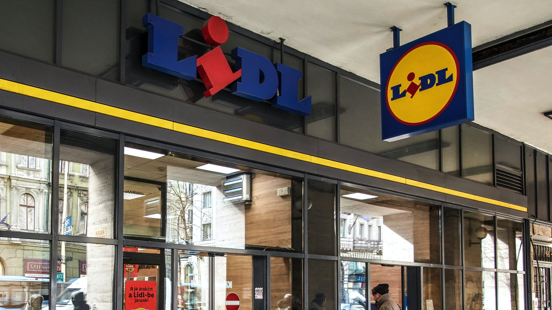 A LIDL kereskedelmi áruházlánc üzlete a Rákóczi út 48-50 szám alatti árkádsoron