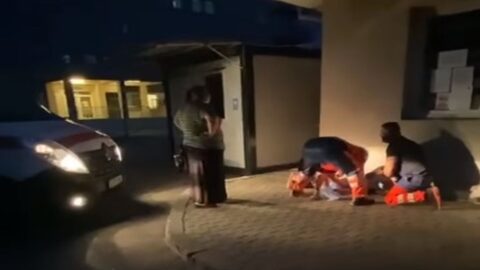 Kórház előtti járdán szülte meg gyermekét egy nő - videó
