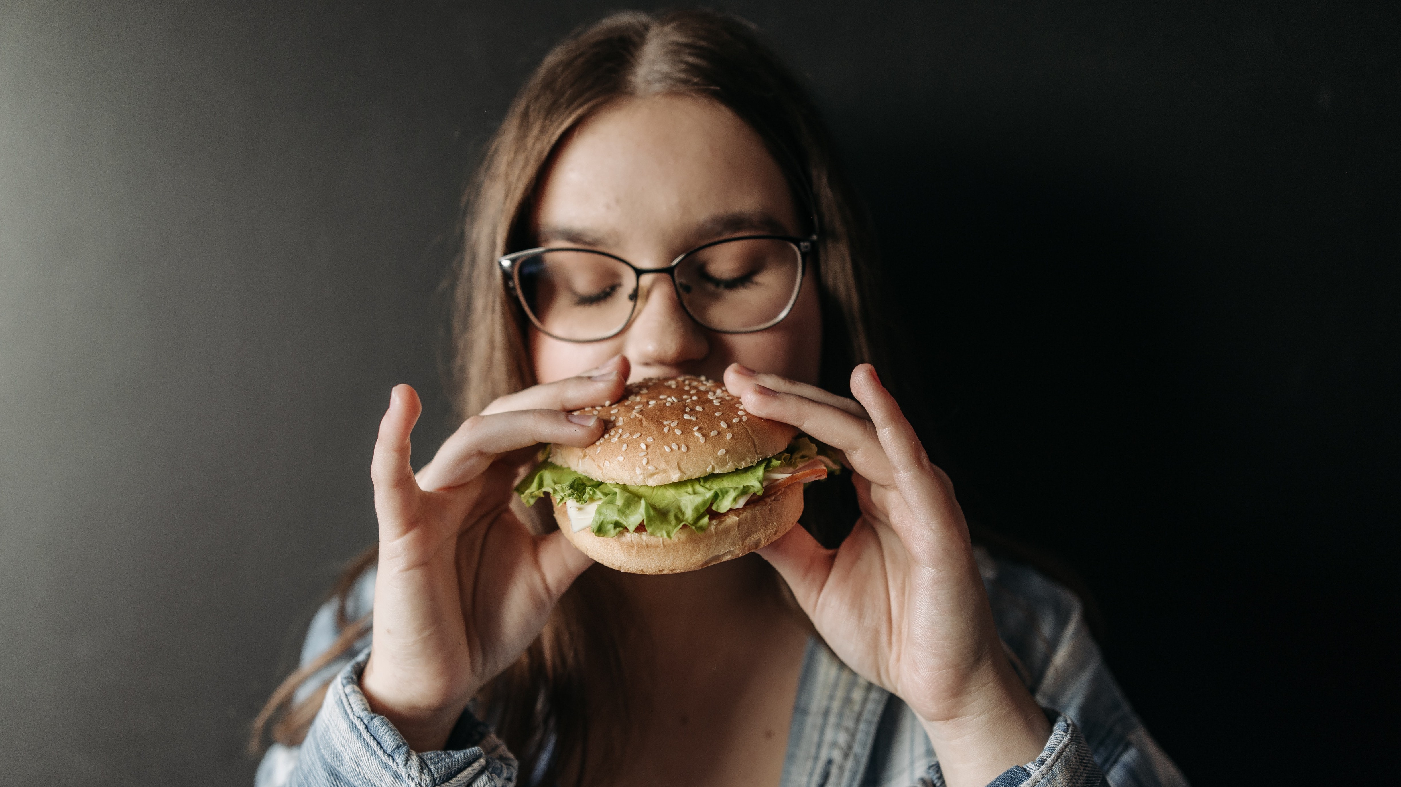 Egy nő hamburgert eszik