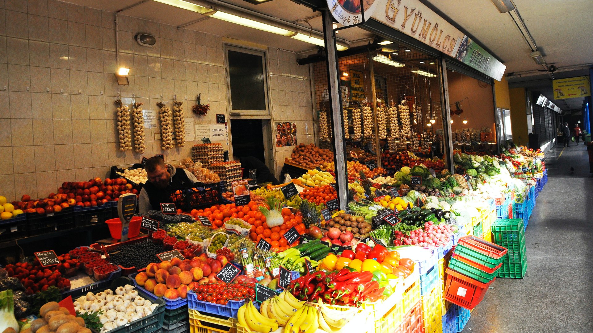 Zöldség- és gyümölcs kínálat a Fény utcai piacon, amely a fõváros II. kerületében a Lövõház-Fény és Retek utcák által határolt területen fekszik