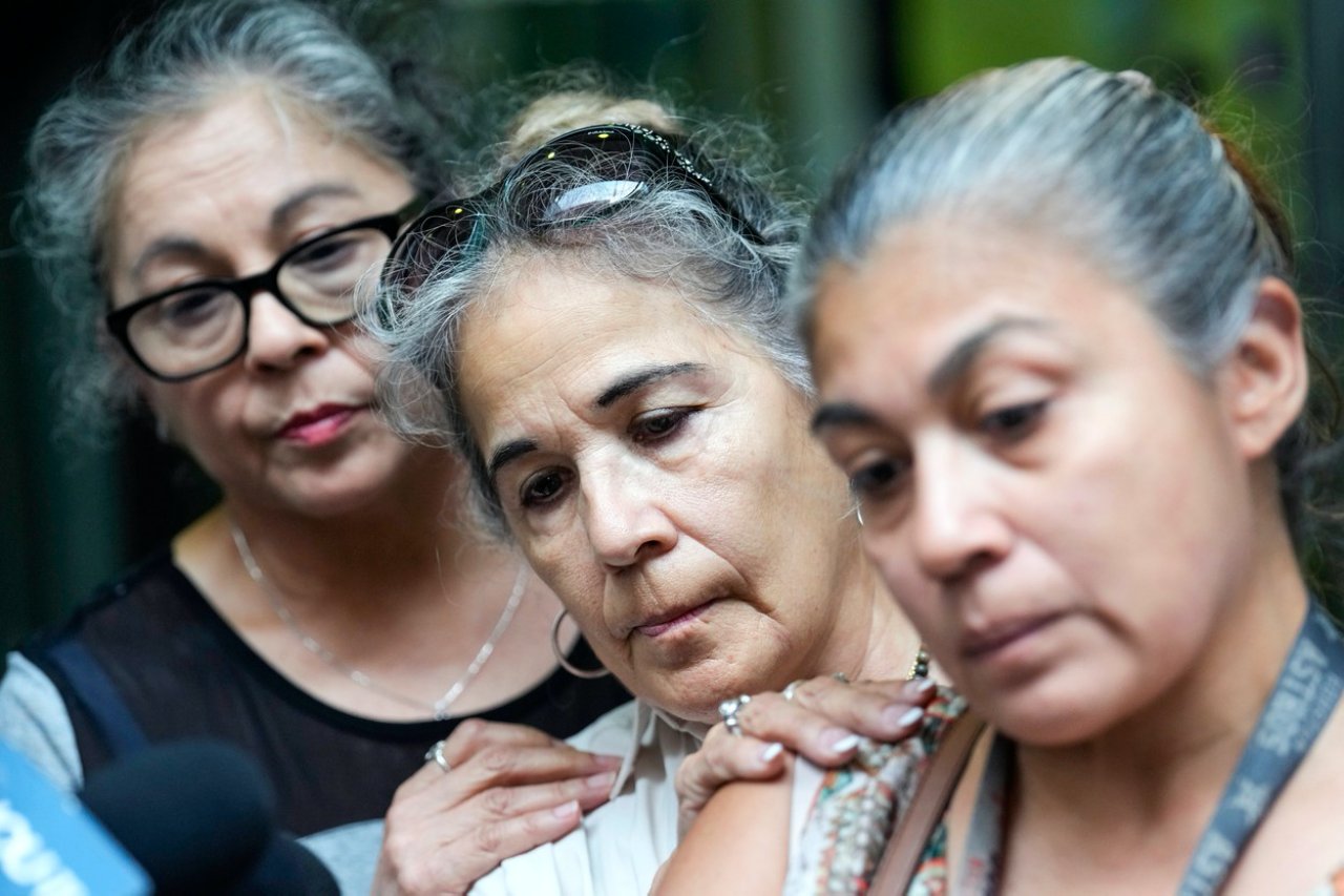 Rudy Farias nagynénjei, (balról) Sylvia Sanchez Lopez, Pauline Sanchez és Michelle Sanchez beszélnek a houstoni rendőrkapitányság előtt 2023. július 6-án Houstonban