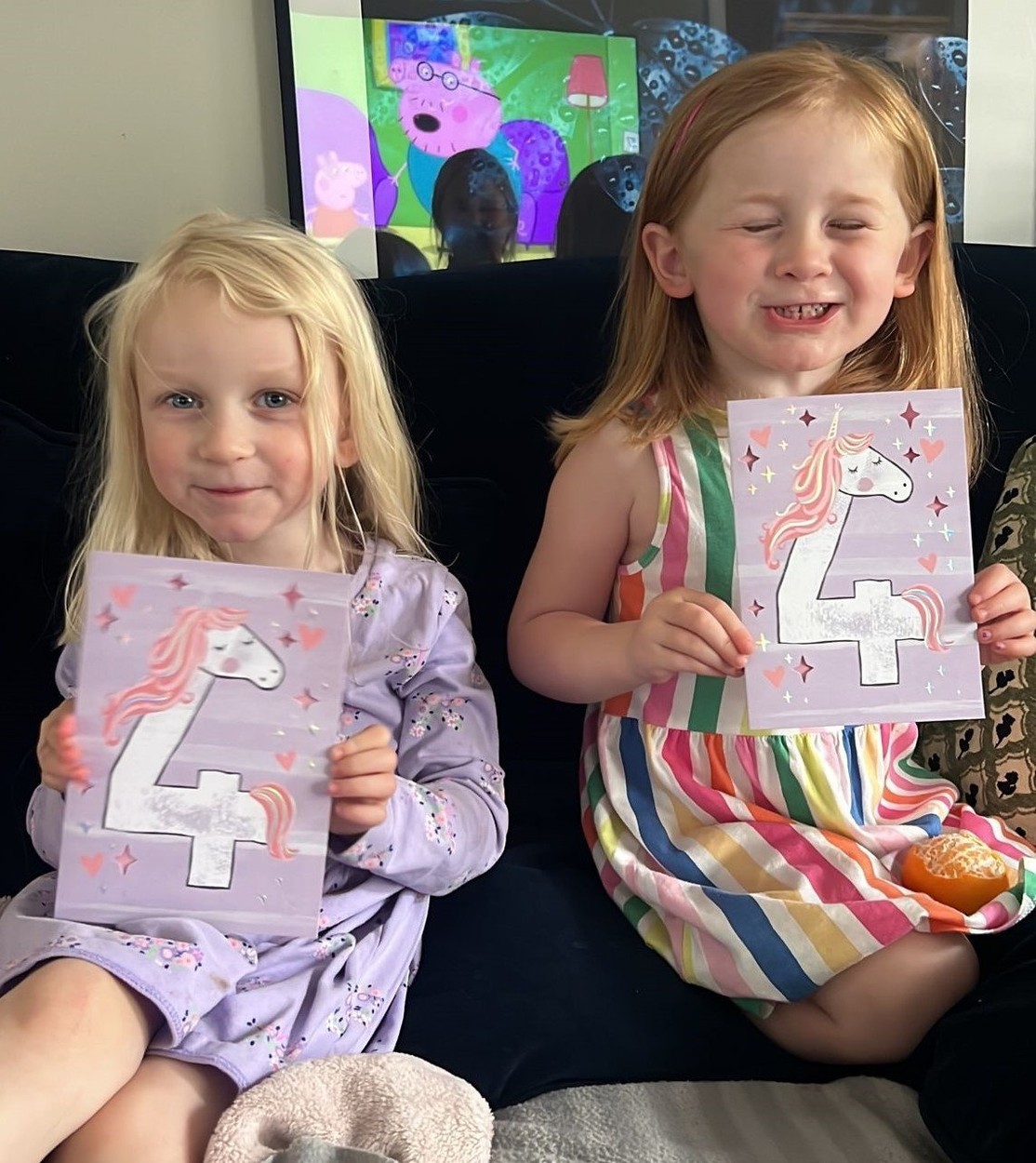 Sophia és Rose a 4. születésnapjukra kapott üdvözlőlapokkal