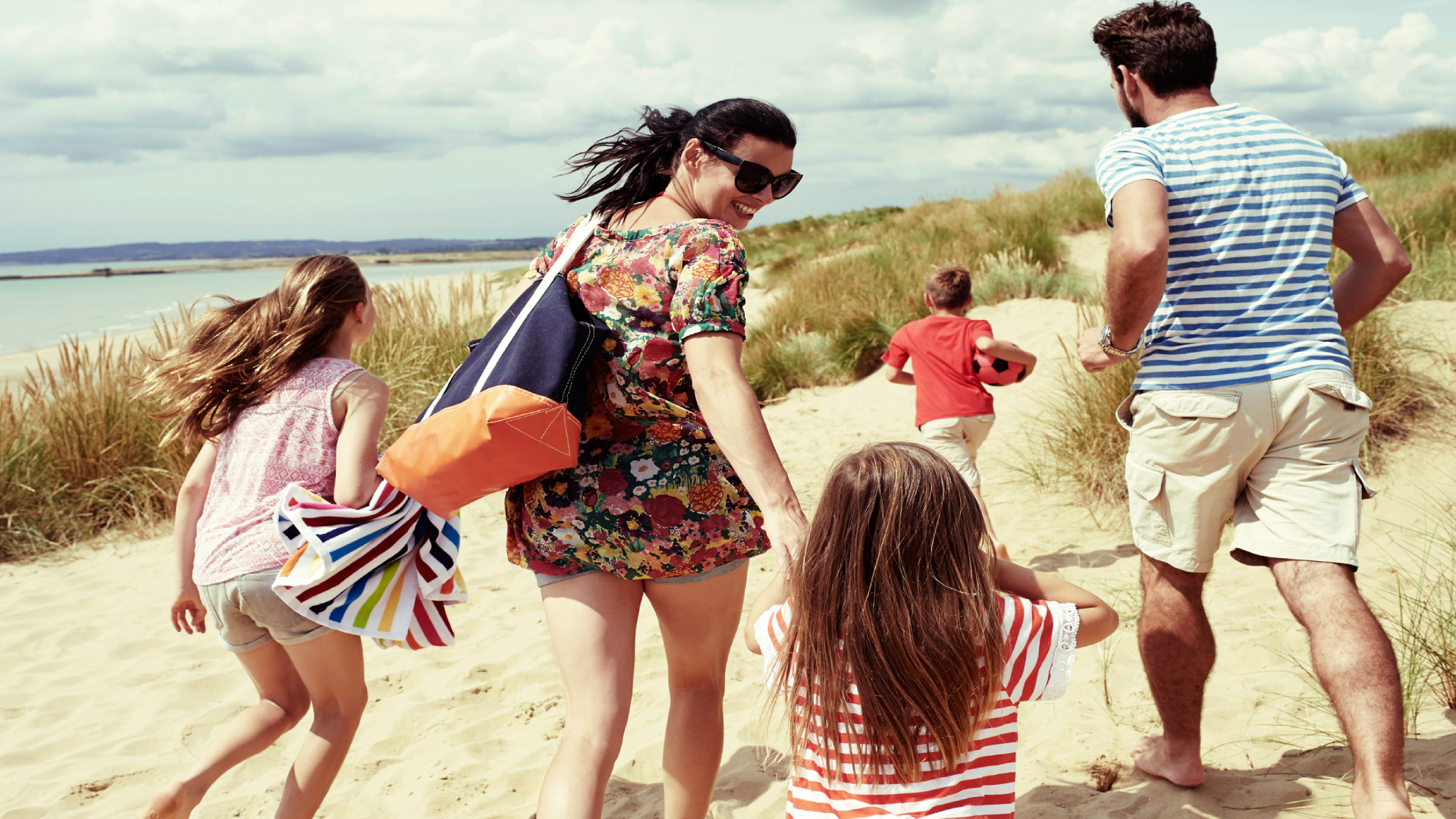 Boldog család megy a strandra.