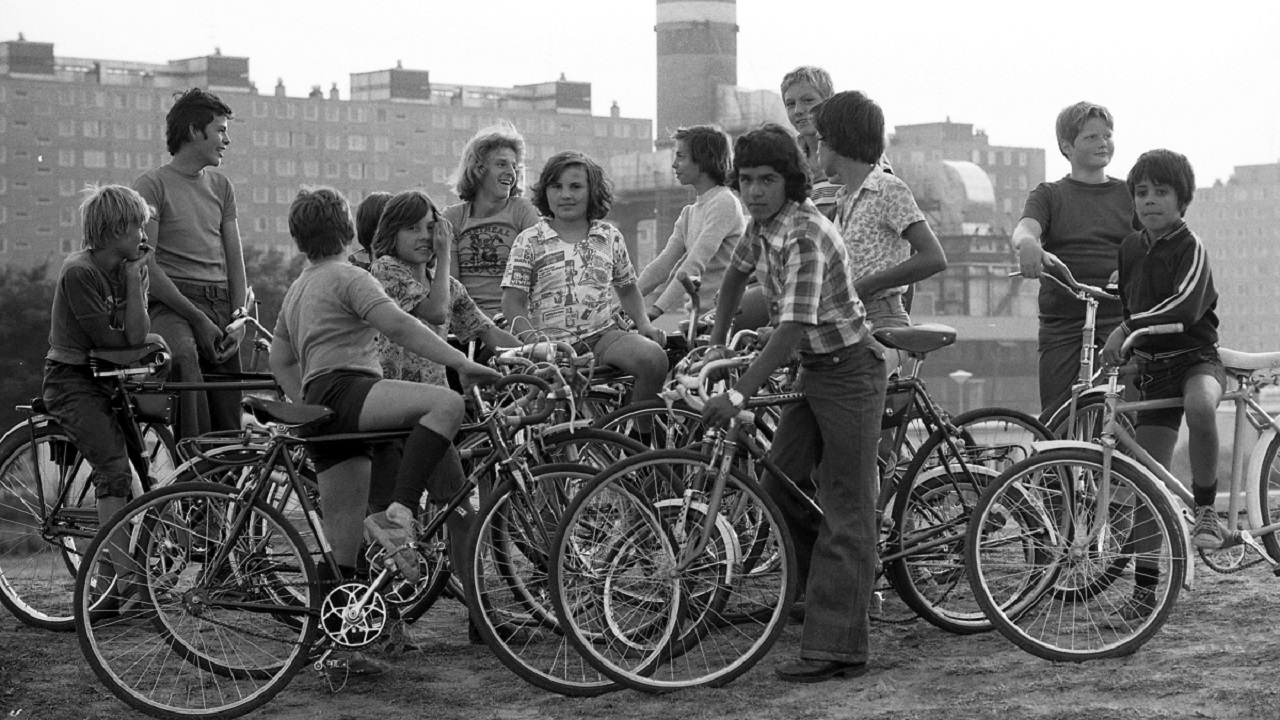 Biciklis fiatalok a 70-es években