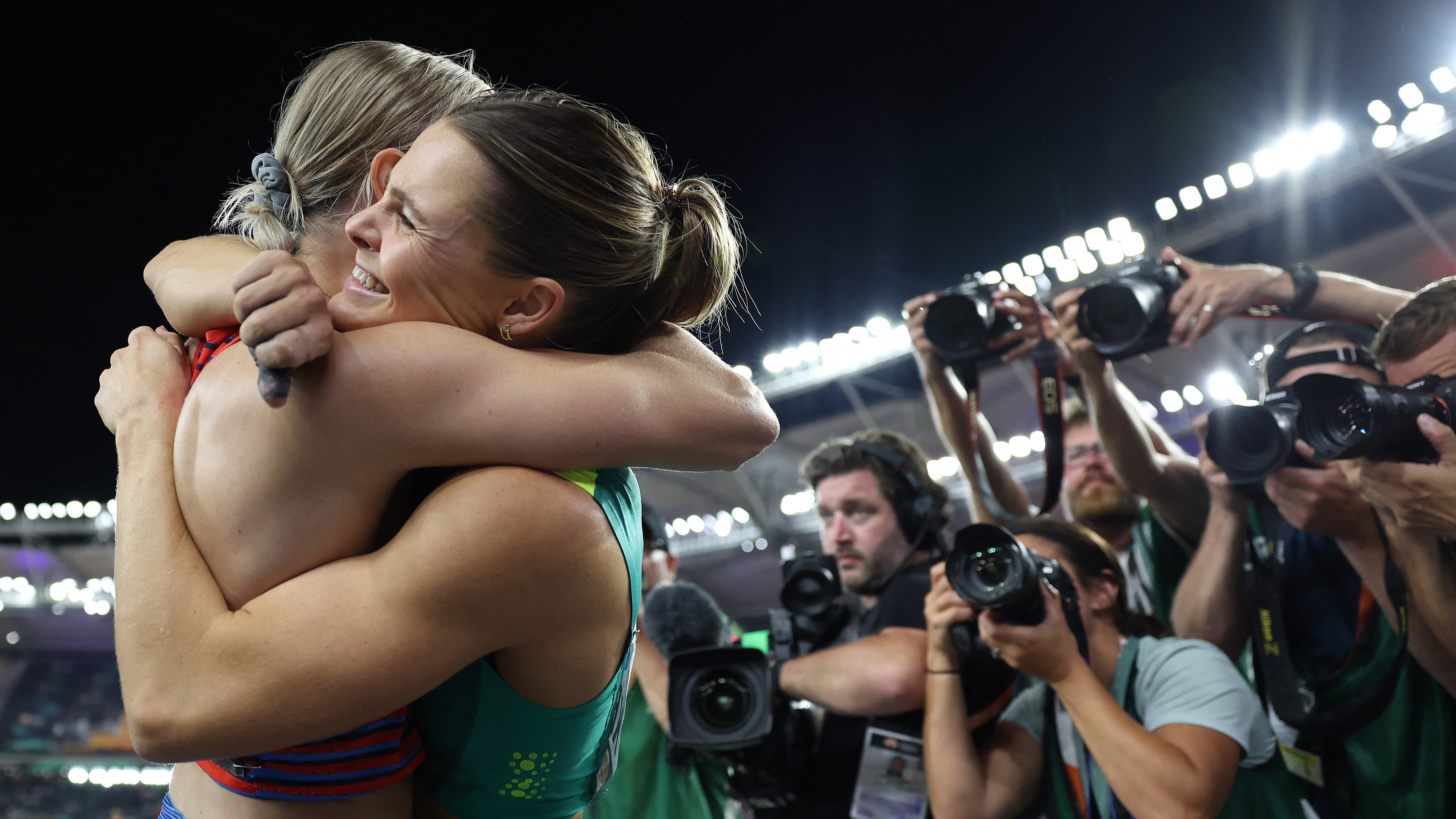 Az amerikai Katie Moon ünnepel az ausztrál Nina Kennedyvel, miután úgy döntenek, hogy megosztoznak az aranyérme a női rúdugrás döntőjében az atlétikai világbajnokságon Budapesten.