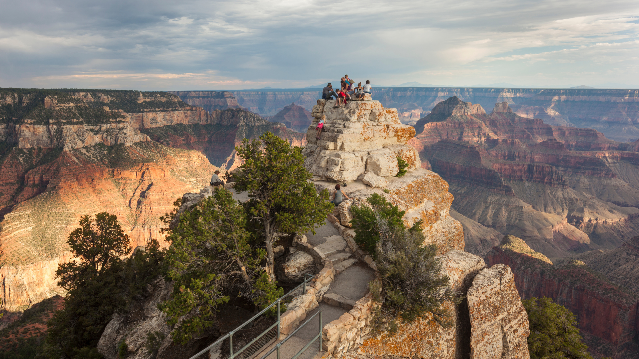 A Grand Canyon kilátópontján gyönyörködnek az emberek