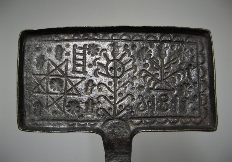 Míves, kovácsoltvas gofrisütő-előd 1816-ból. A súlya közel 5 kiló, 95 centi hosszú. 290 euróért, kb. 114 ezer forintért árulja ez az antik kereskedő.