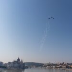 A Magyar Honvédség JAS-39 harcászati repülõgépeinek díszelgõ áthúzása (infracsapda kijuttatásával) a Duna felett az államalapítás ünnepe alkalmából rendezett légi parádén, a háttérben az Országház épülete 2023. augusztus 20-án.