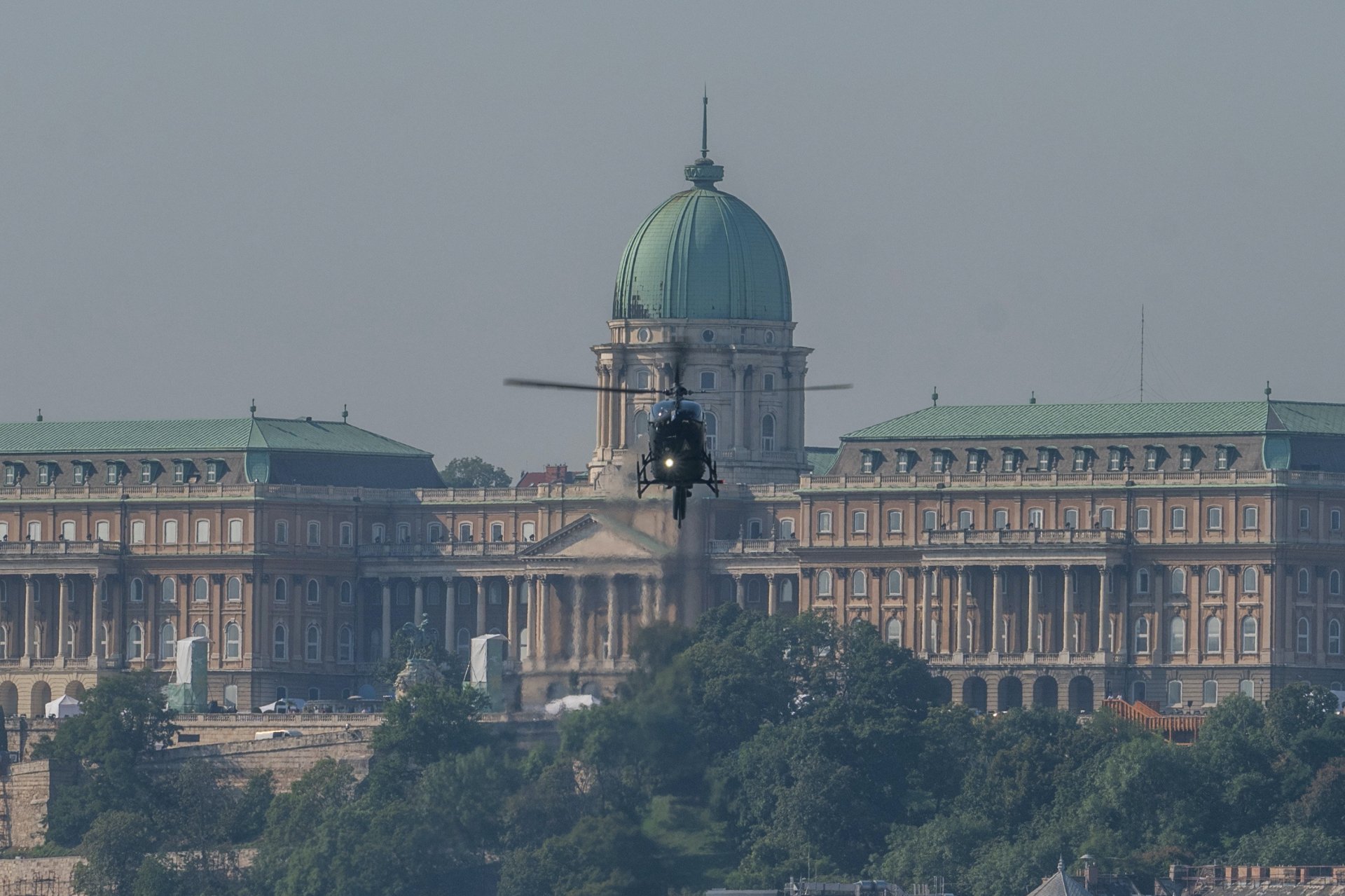 H-145M könnyû helikopter képesség bemutatója a Duna felett az államalapítás ünnepe alkalmából rendezett légi parádén, a háttérben a Budavári Palota épülete 2023. augusztus 20-án.