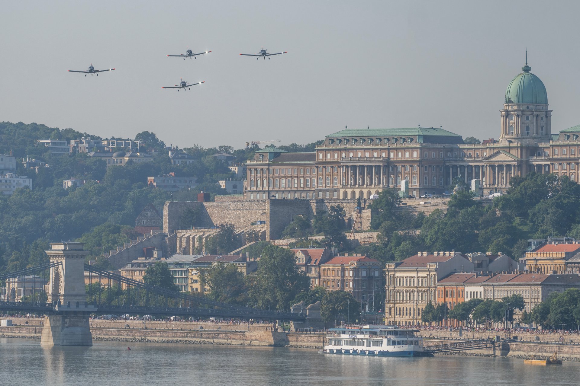 Z-143/242 típusú kiképzõ repülõgépek kötelékben repülnek a Duna felett az államalapítás ünnepe alkalmából rendezett légi parádén, a háttérben a Budavári Palota 2023. augusztus 20-án.