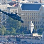 Magyar Honvédség Mi-24 típusú harci helikopterének bemutatója a Duna felett az államalapítás ünnepe alkalmából rendezett légi parádén 2023. augusztus 20-án.