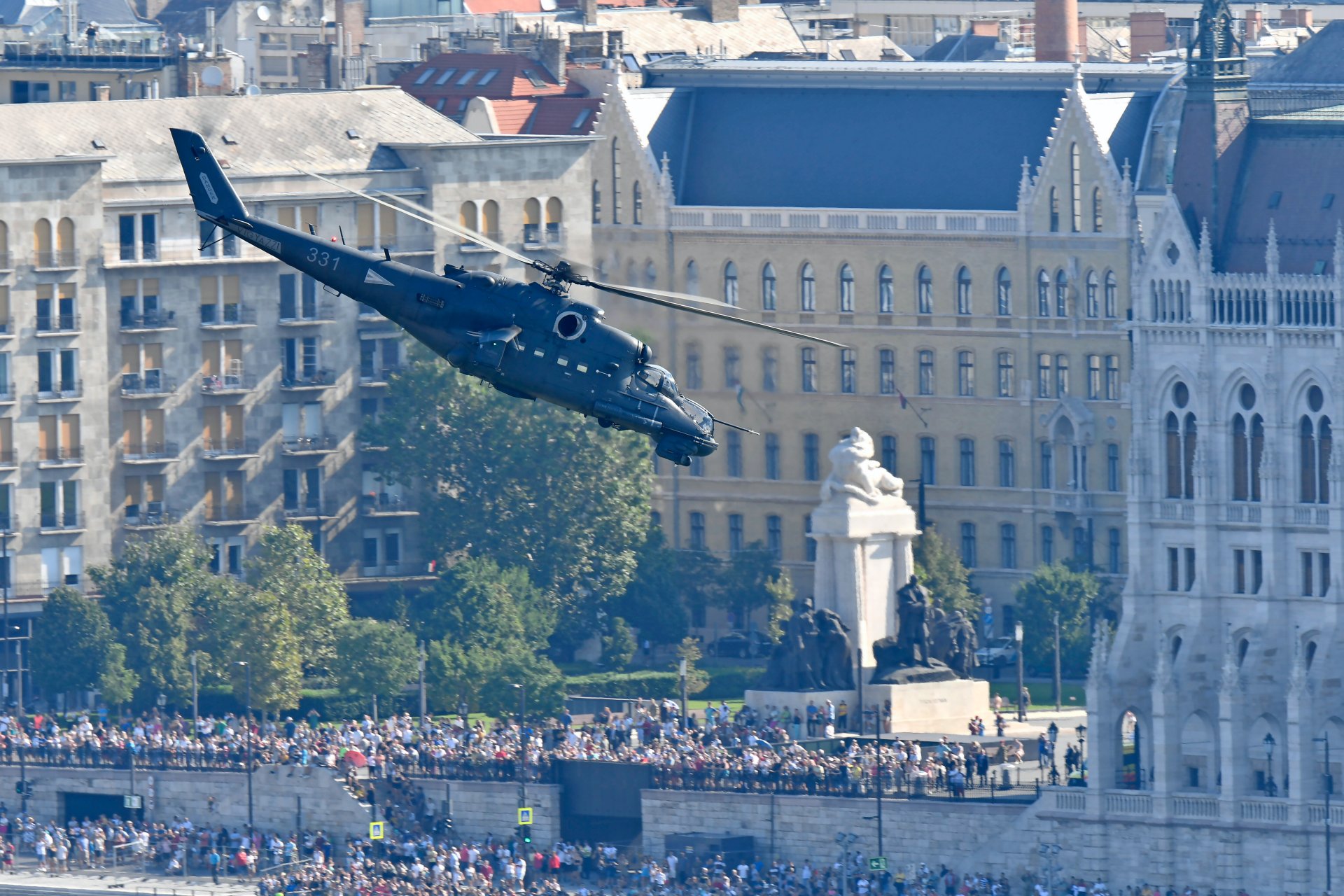 Magyar Honvédség Mi-24 típusú harci helikopterének bemutatója a Duna felett az államalapítás ünnepe alkalmából rendezett légi parádén 2023. augusztus 20-án.
