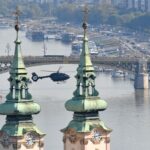 A Magyar Honvédség H-145M könnyû helikopterének bemutatója a Duna felett az államalapítás ünnepe alkalmából rendezett légi parádén 2023. augusztus 20-án.