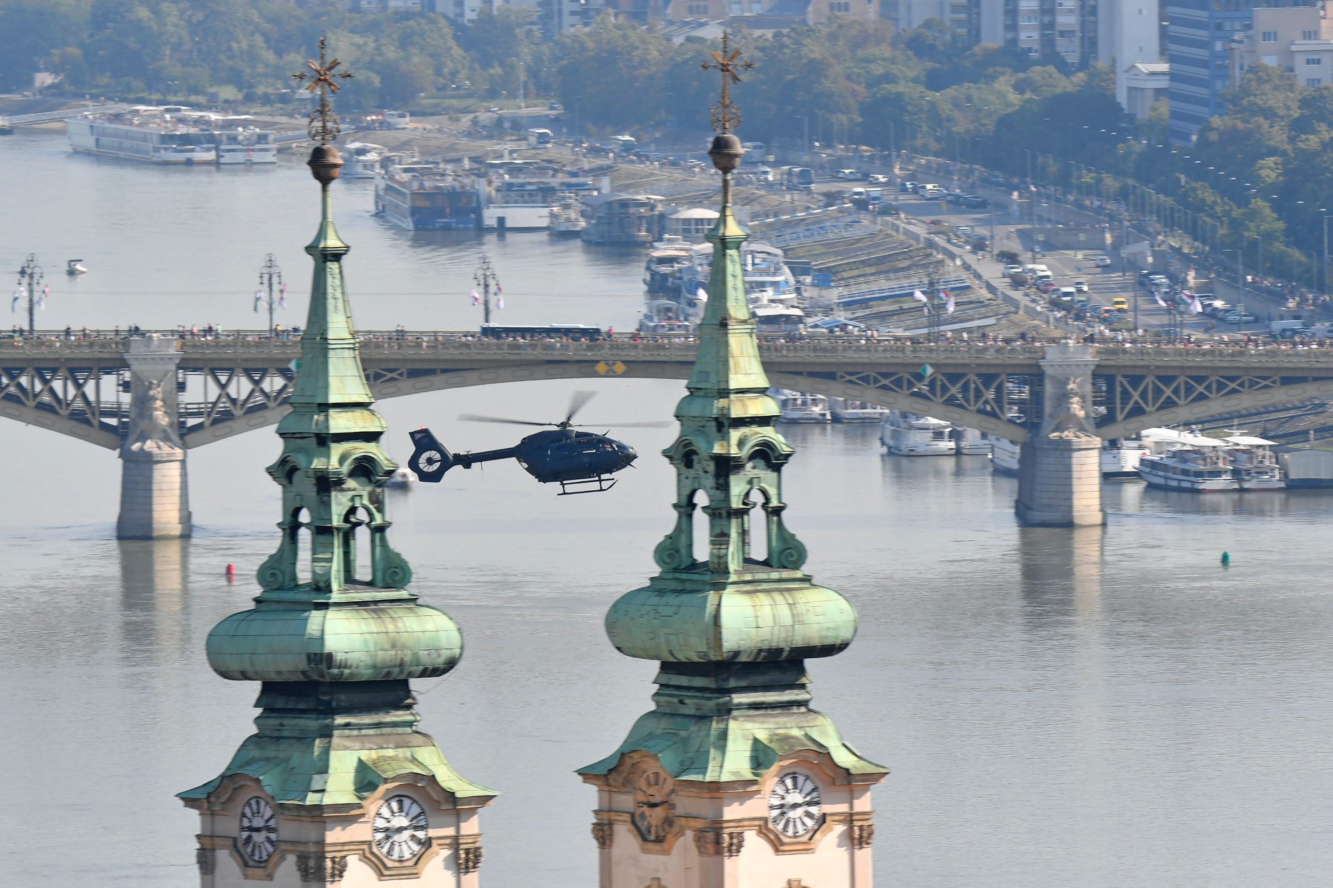 A Magyar Honvédség H-145M könnyû helikopterének bemutatója a Duna felett az államalapítás ünnepe alkalmából rendezett légi parádén 2023. augusztus 20-án.