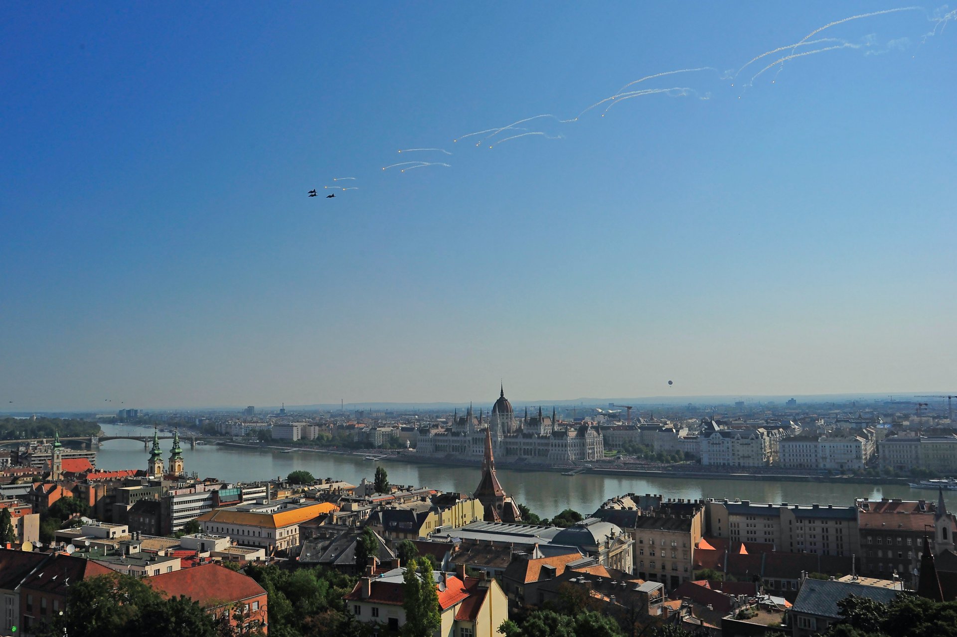 Magyar Honvédség JAS-39 harcászati repülõgép díszelgõ áthúzása (infracsapda kijuttatásával) a Duna felett az államalapítás ünnepe alkalmából rendezett légi parádén 2023. augusztus 20-án.