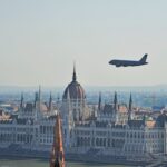 A Magyar Honvédség A319 szállító repülõgépének díszelgõ áthúzása a Duna felett az államalapítás ünnepe alkalmából rendezett légi parádén, a háttérben az Országház épülete 2023. augusztus 20-án.