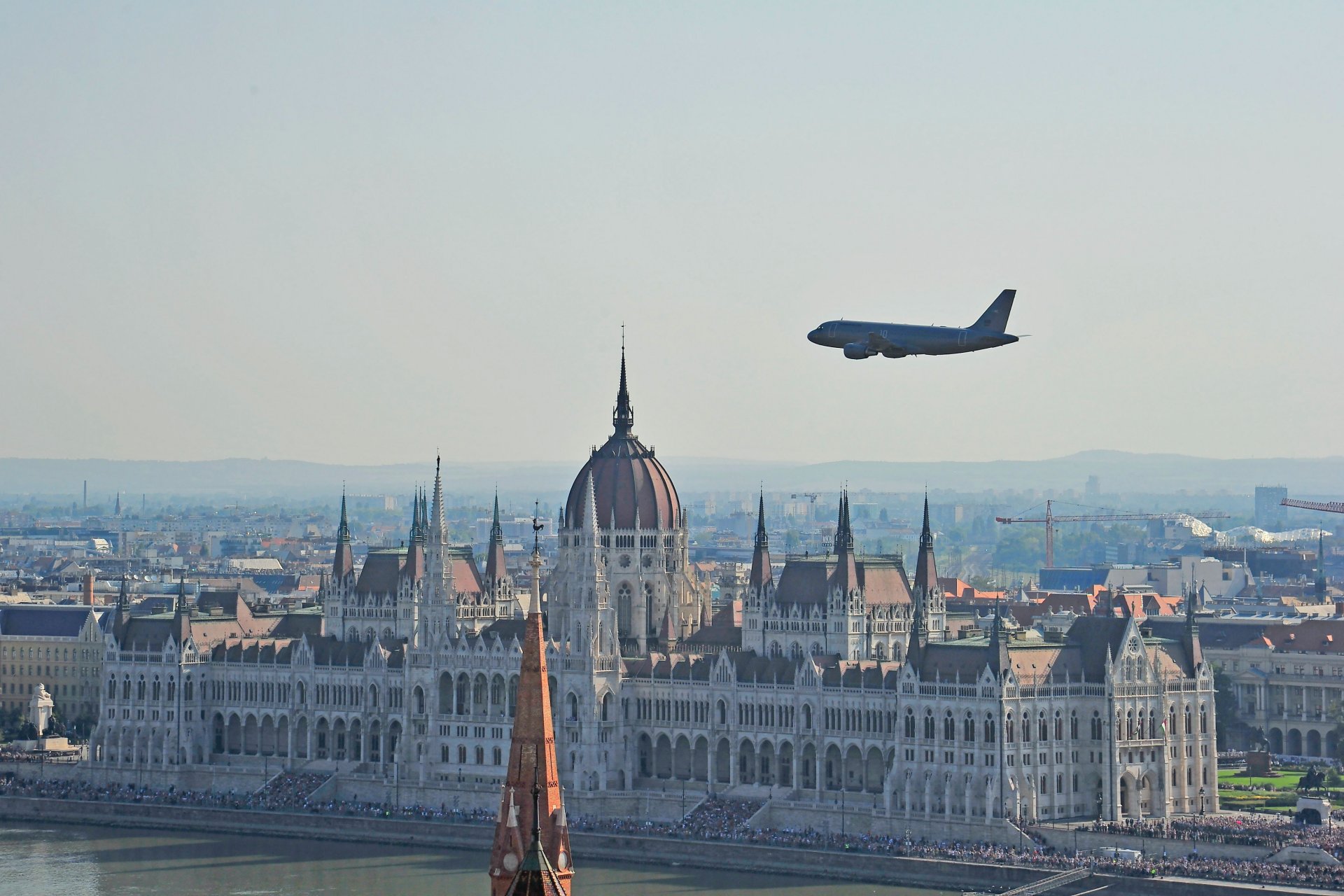 A Magyar Honvédség A319 szállító repülõgépének díszelgõ áthúzása a Duna felett az államalapítás ünnepe alkalmából rendezett légi parádén, a háttérben az Országház épülete 2023. augusztus 20-án.
