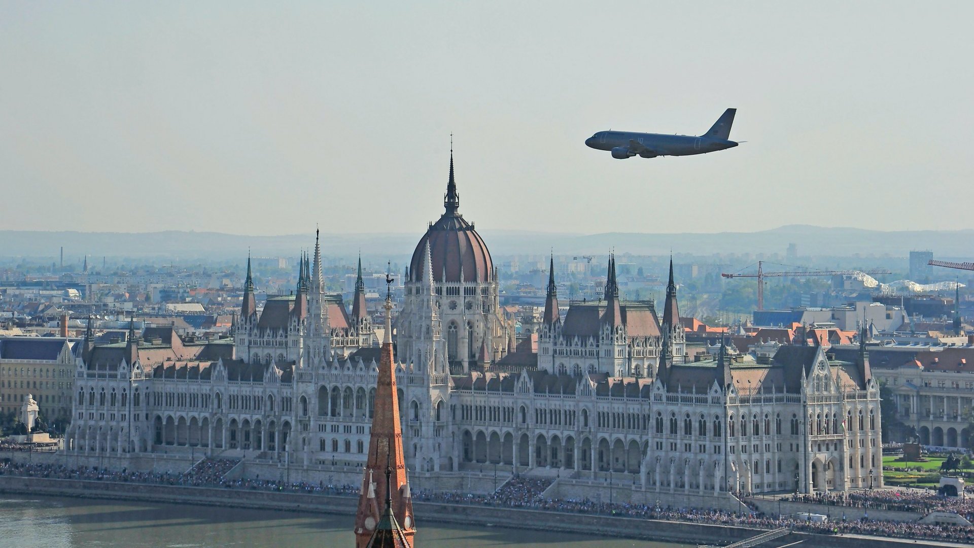 A Magyar Honvédség A319 szállító repülõgépének díszelgõ áthúzása a Duna felett az államalapítás ünnepe alkalmából rendezett légi parádén, a háttérben az Országház épülete 2023. augusztus 20-án