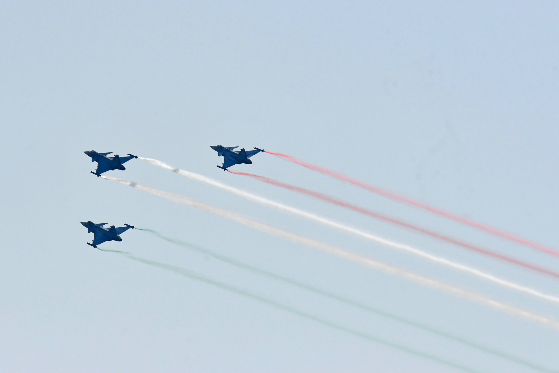 A Magyar Honvédség JAS-39 harcászati repülõgépeinek díszelgõ áthúzása nemzeti színû füsttel a Duna felett az államalapítás ünnepe alkalmából rendezett légi parádén 2023. augusztus 20-án.