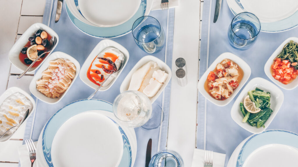 Mezzék görög módra: előételek az asztal közepén egy görög étteremben