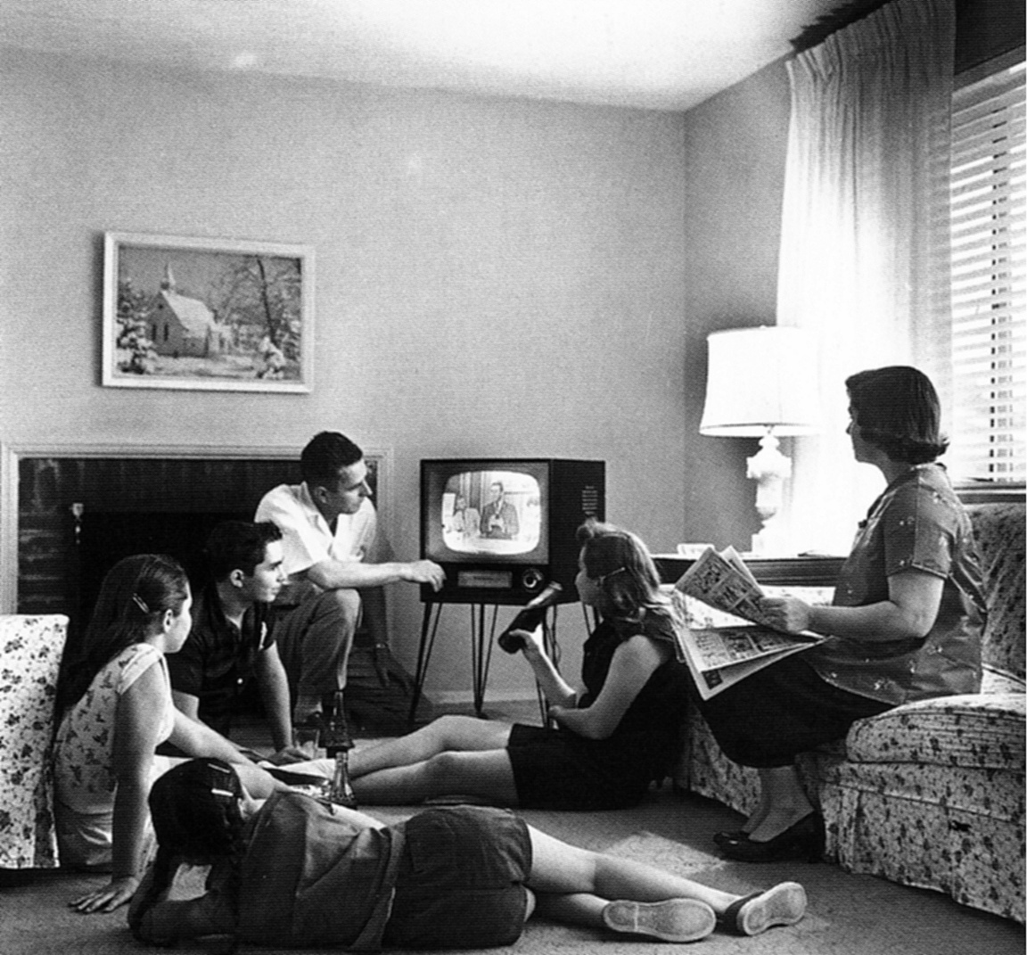 Tévét néző család az ötvenes években (fotó: Wikipedia)