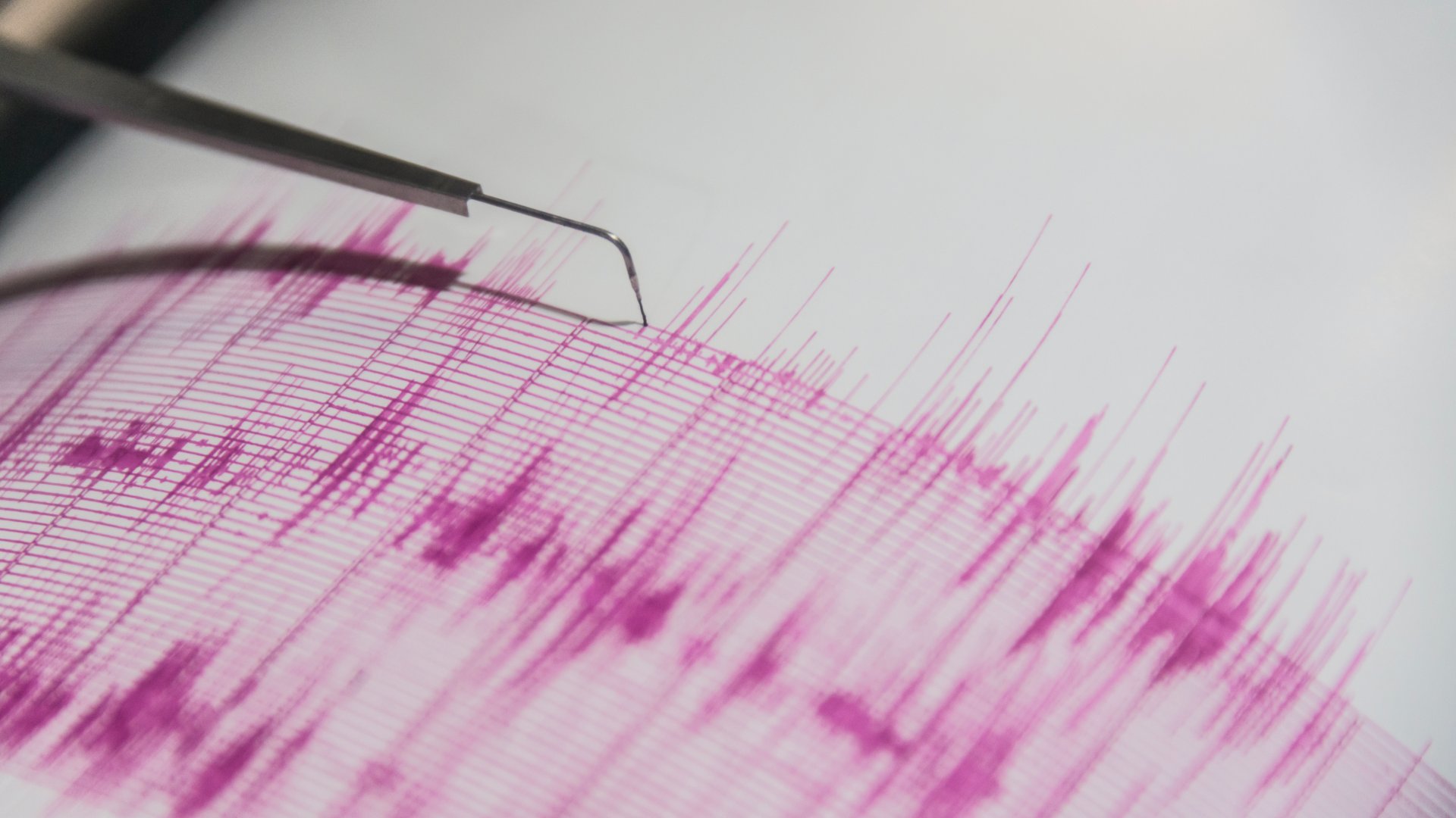 Földrengést jelző szeizmológiai műszer rajza
