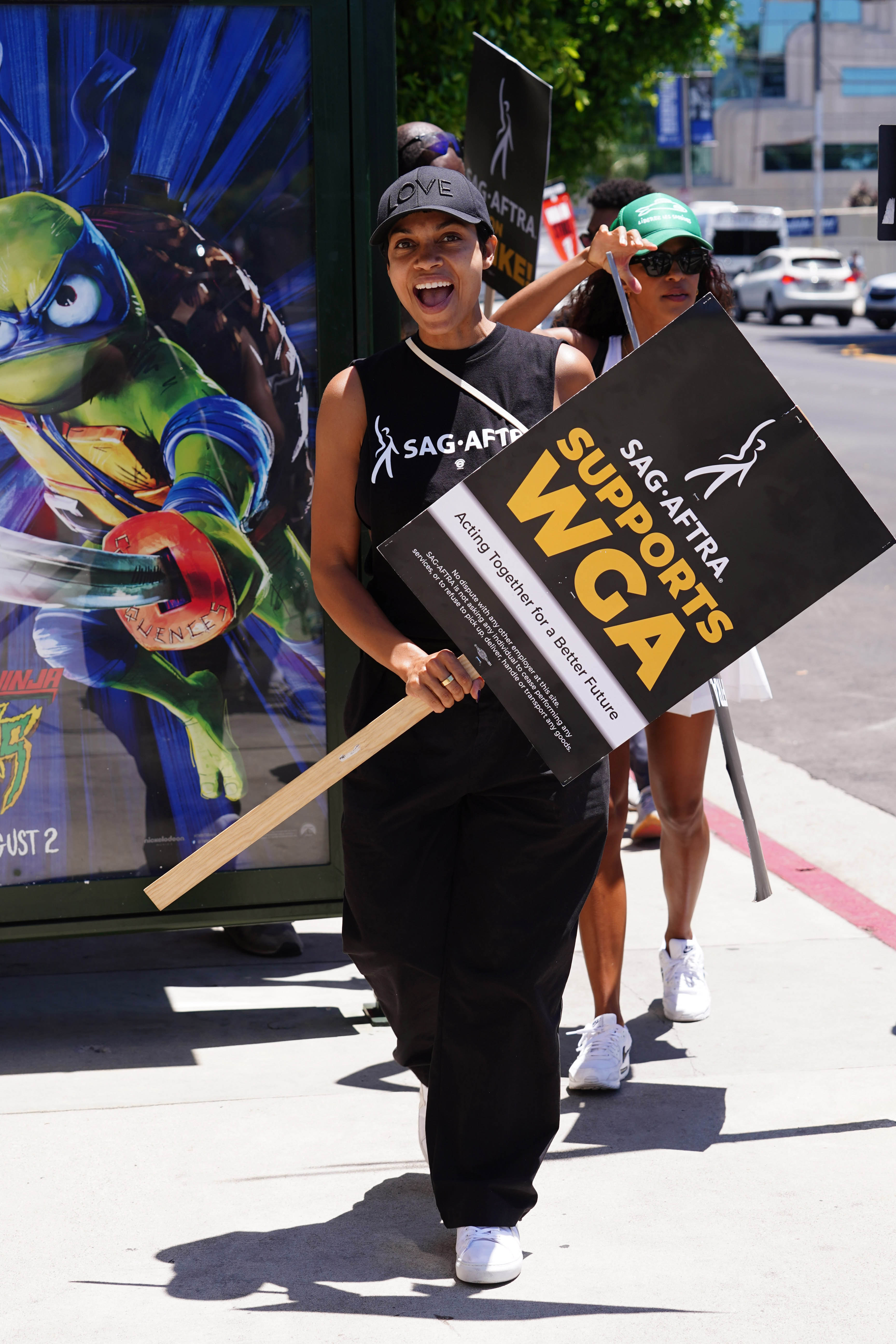 Rosario Dawson 2023. július 19-án tüntetett Los Angelesben, de más napon is feltűnt a sztrájkolók között