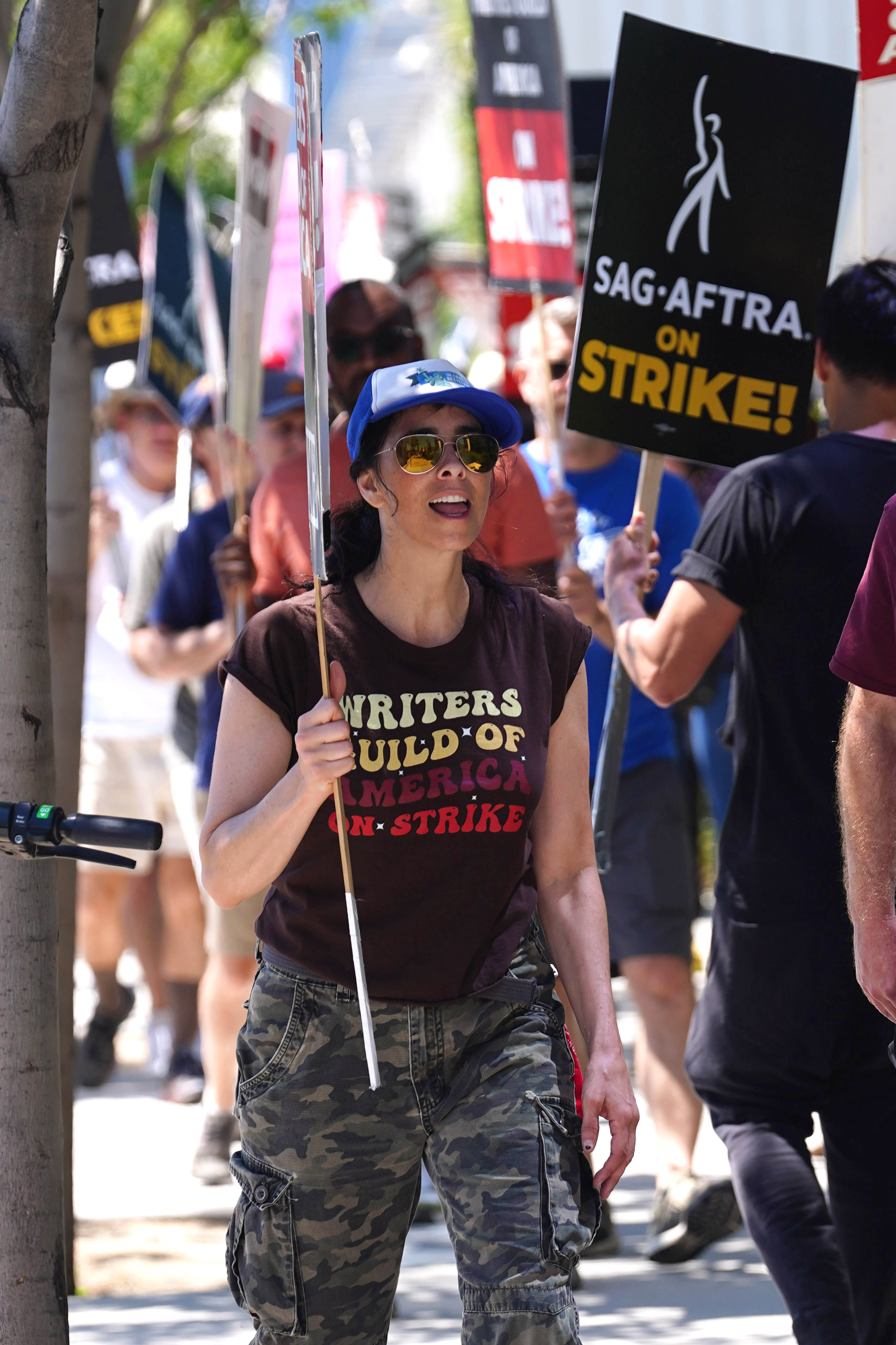 Sarah Silverman humorista 2023. július 20-án tüntetett együtt a sztrájkolókkal Los Angelesben