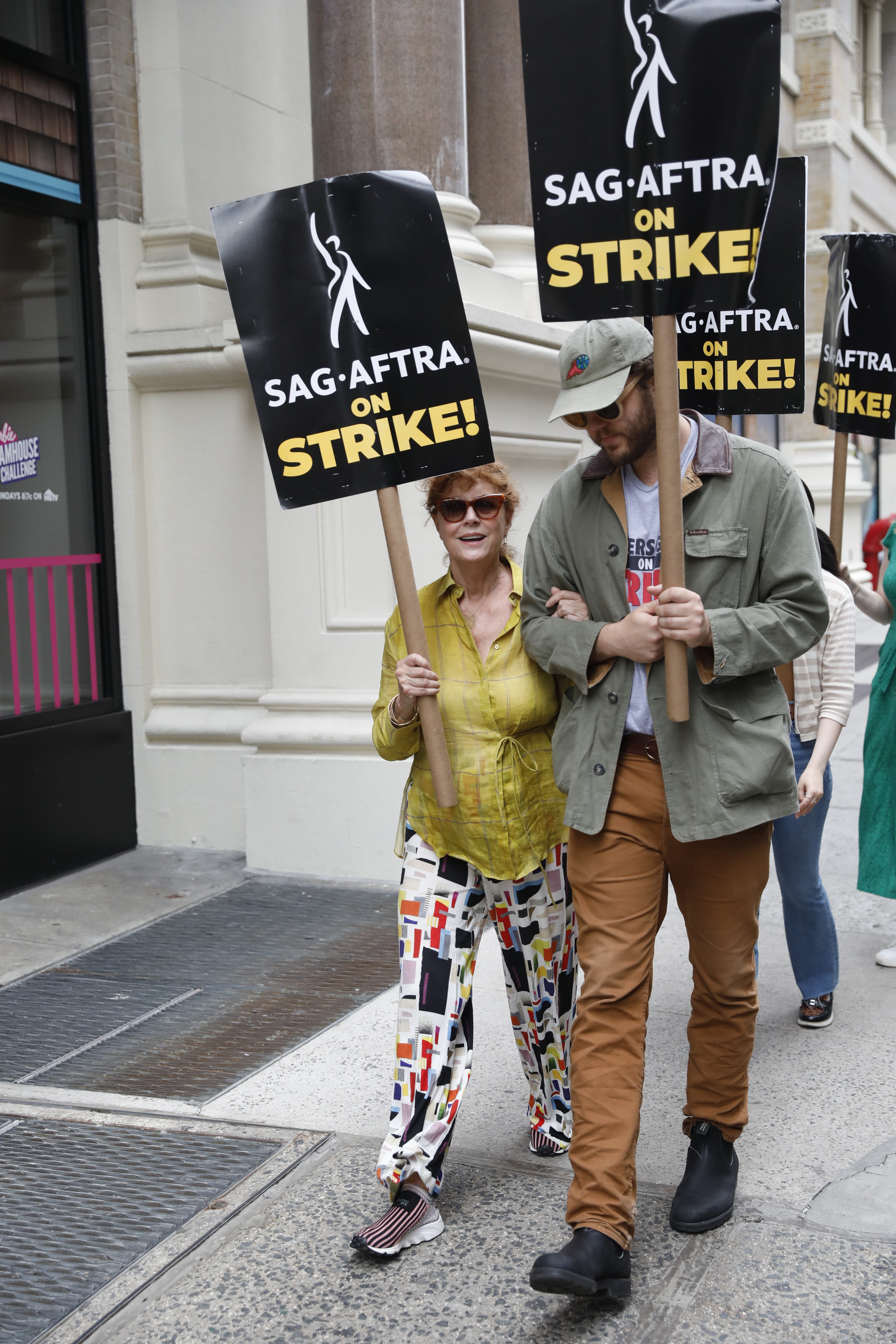 Susan Sarandon több alkalommal is együtt vonult a többi sztrájkolókkal