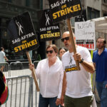 Mare Winningham és Anthony Edwards a Netflix és Warner Bros épülete előtt sztrájkolt New Yorkban