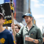 Jack Quaid 2023. július 21-én csatlakozott a sztrájkolókhoz a Times Square-en