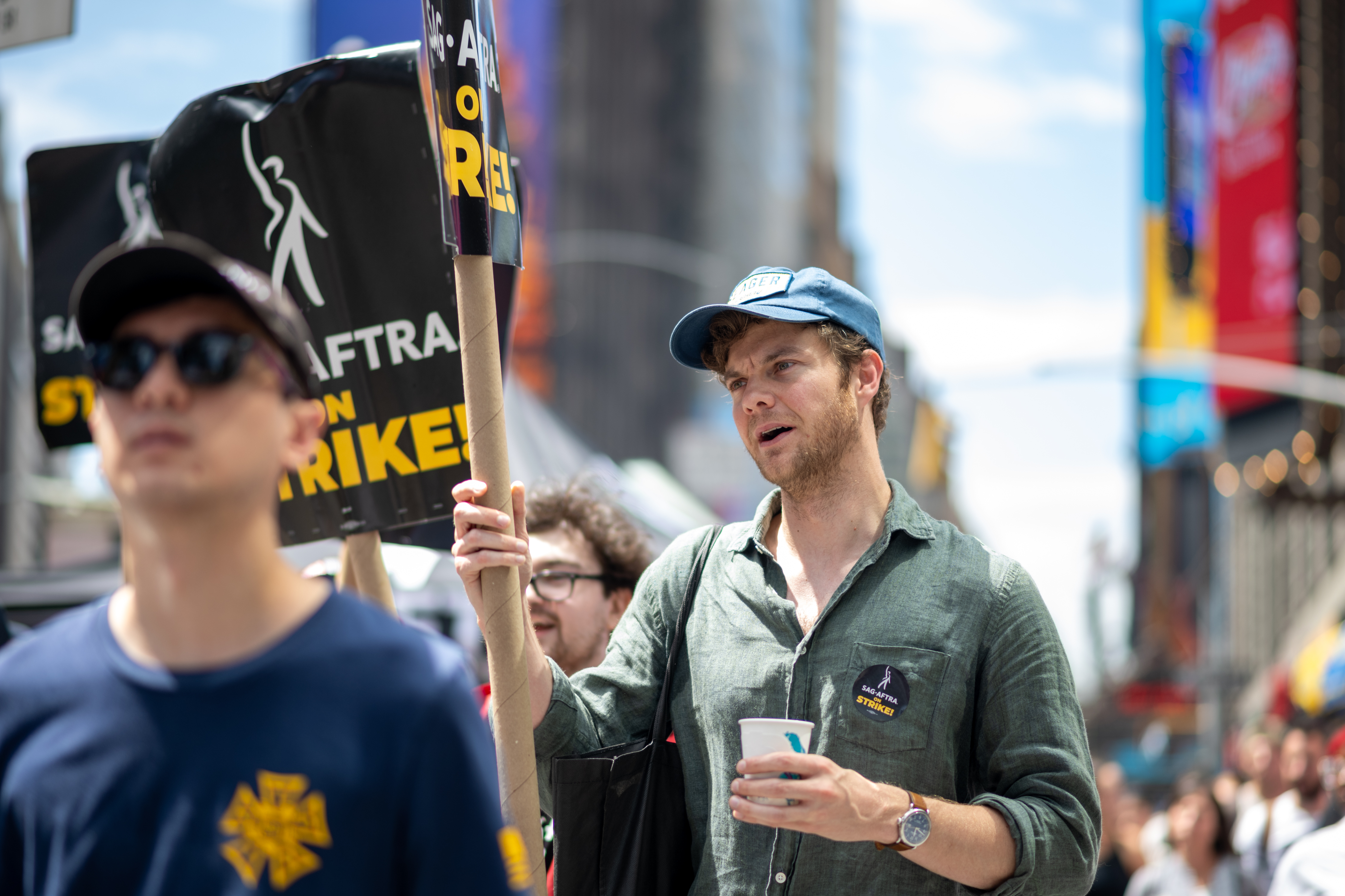 Jack Quaid 2023. július 21-én csatlakozott a sztrájkolókhoz a Times Square-en