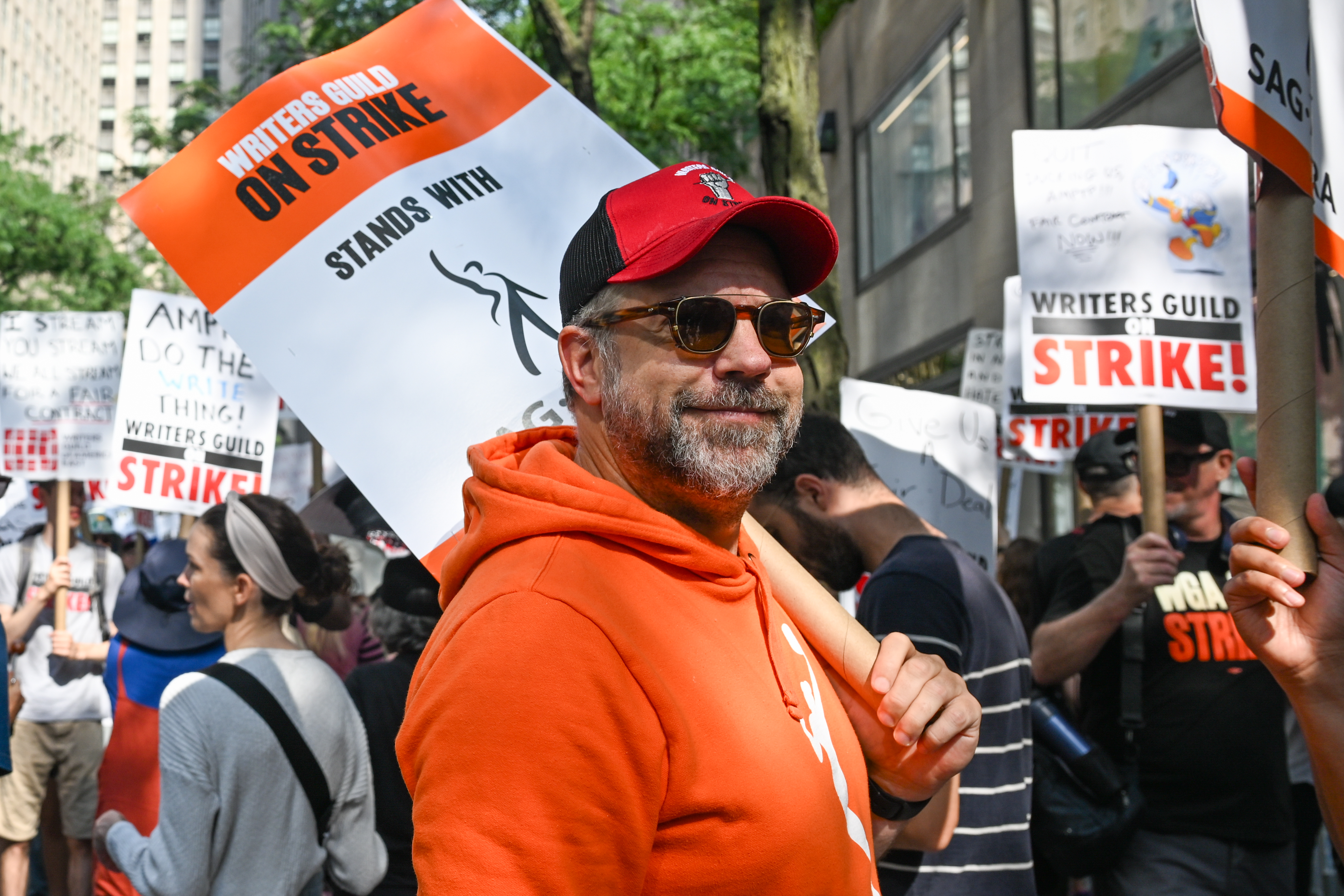 Jason Sudeikis a Rockefeller Center előtt 2023. július 27-én. A színész többször is feltűnt a sztrájkolók körében.