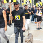 Justin Theroux Manhattanben kutyájával együtt tüntetett 2023. augusztus harmadikán