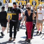 David Harbour és Carla Gugino 2023. július 31-én együtt tüntetett New Yorkban.