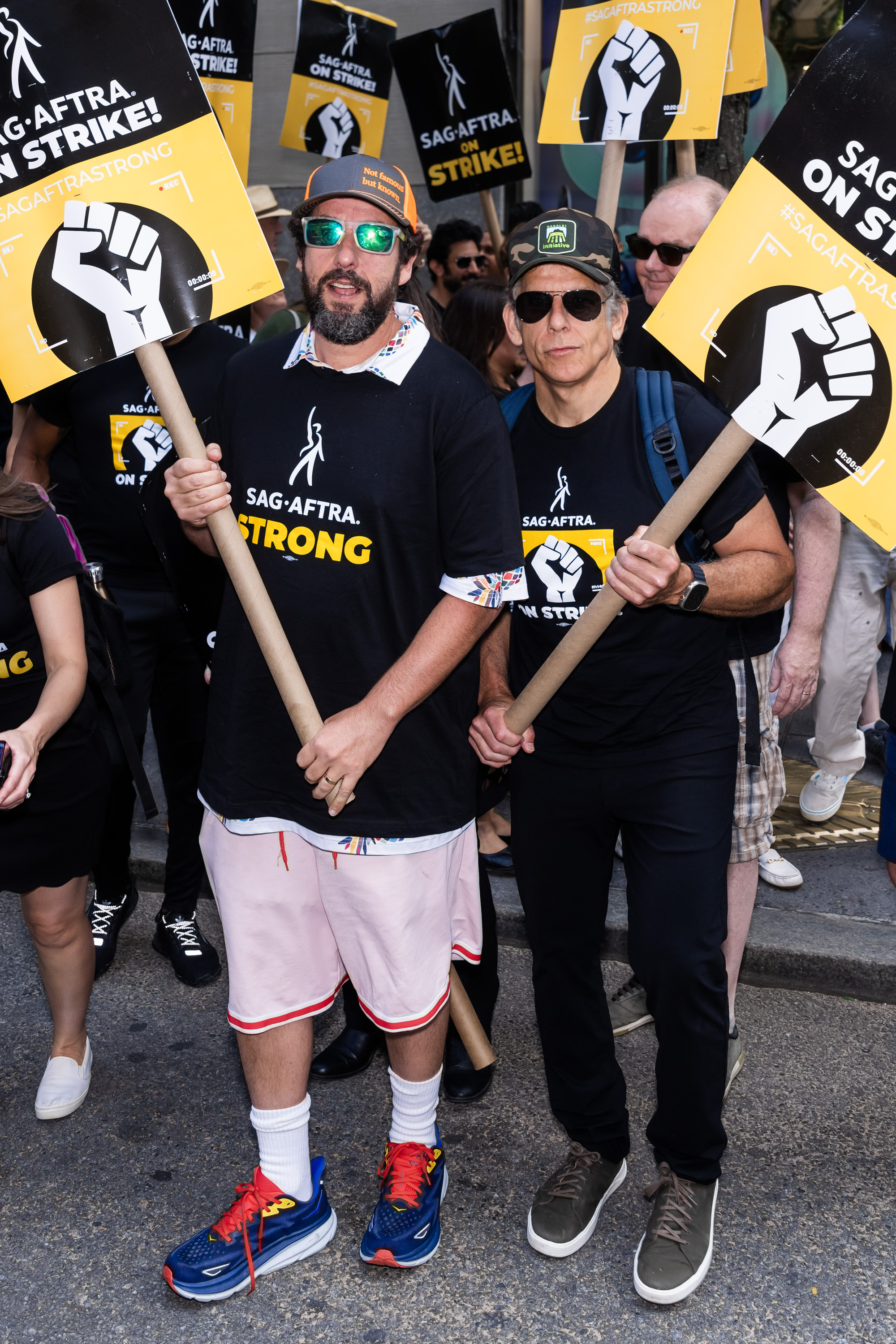 Adam Sandler és and Ben Stiller New Yorkban állt be a tüntetők közé 2023. augusztus másodikán