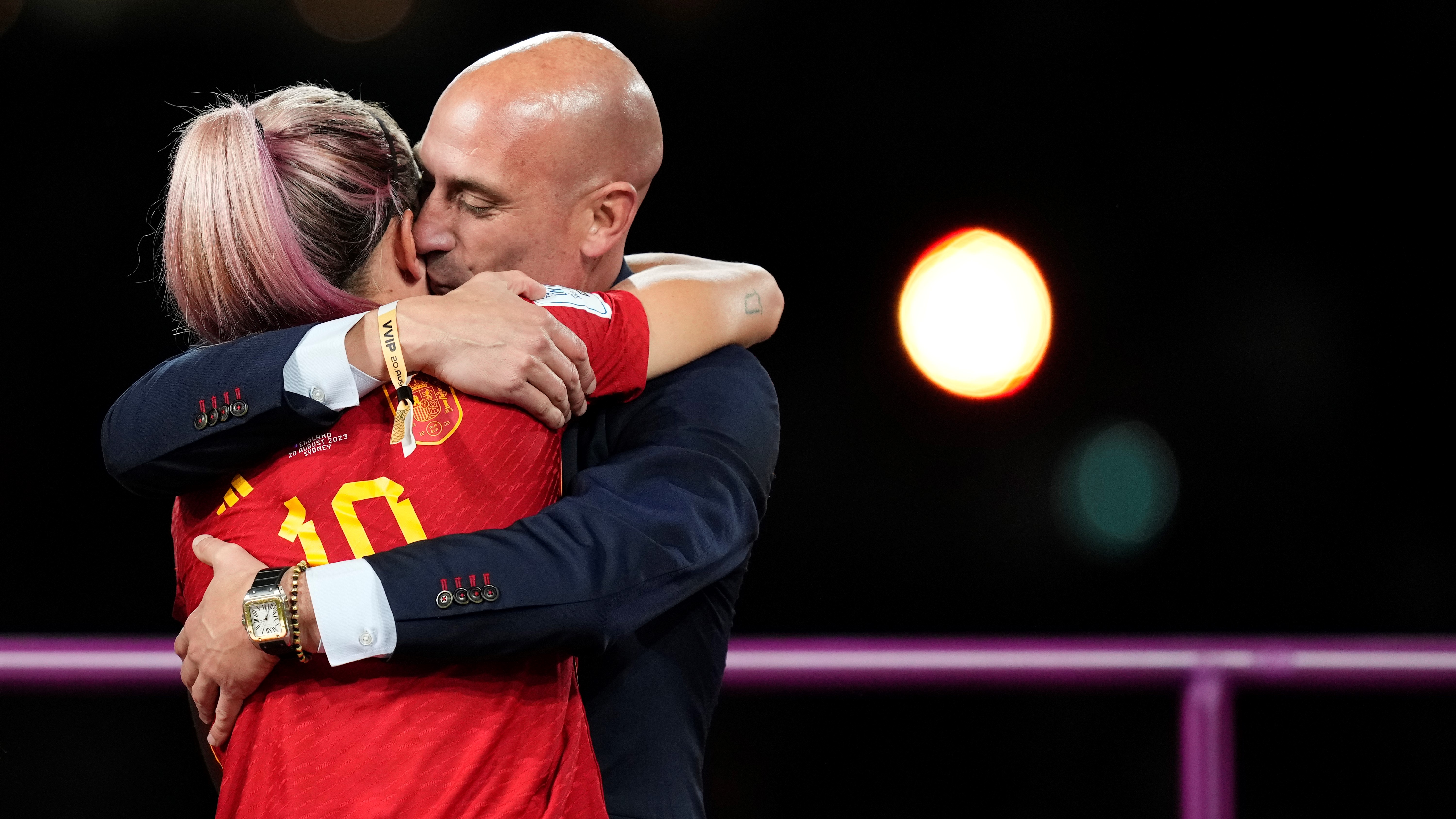 Luis Rubiales, a spanyol labdarúgó-szövetség elnöke és Alexia Putellas, a spanyol válogatott játékosa a FIFA női labdarúgó-világbajnokság döntője után 2023. augusztus 20-án Sydney-ben