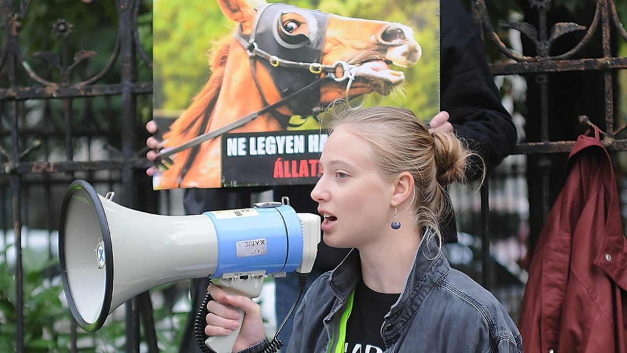 A Hungarian Animal Rights Corps aktivistája megafonba beszél