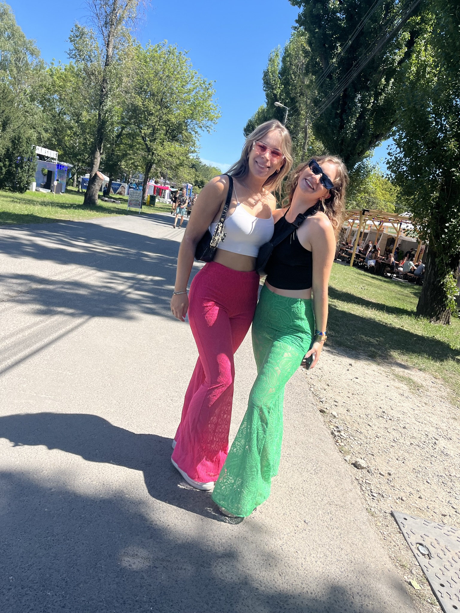 Lányok pink és zöld nadrágban a Szigeten